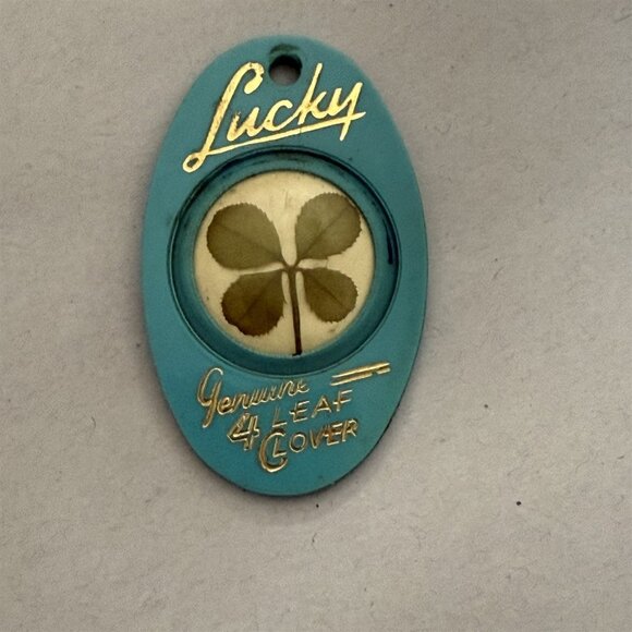 Lord Calvert Whiskey Keychain Advertisement Vintage 4 Leaf Clover Blue - Picture 1 of 5